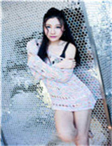 大牛演员-美女把衣服脱得连奶罩不剩