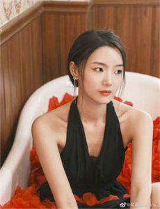 女一丝不挂-可以随意触摸内部位游戏